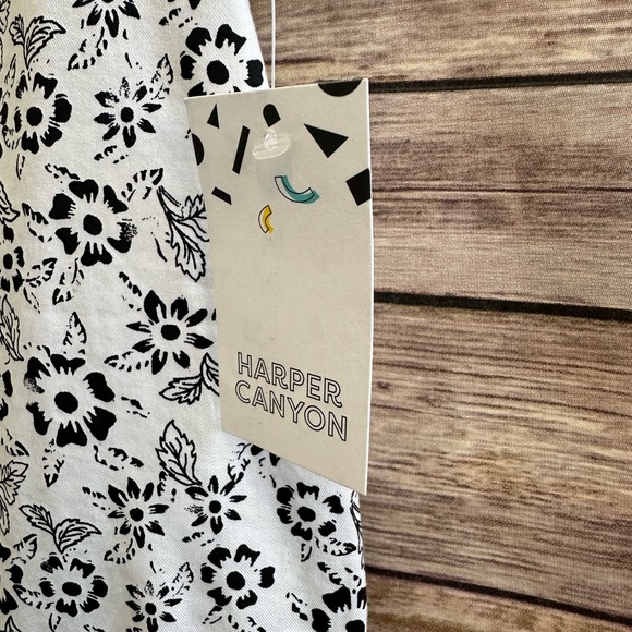 Harper Canyon White Black Floral Woven Short Sleeve Top Size Large 10/12 NWT - Picture 6 of 6